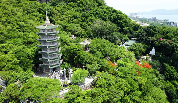 Tháp xá lợi , cao 7 tầng là tháp có nhiều pho tượng đá nhất Việt Nam