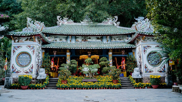 Điện thờ chùa Linh Ứng non nước ngũ hành sơn