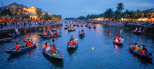 Những chiếc thuyền đưa khách ra sông Hoài thả đèn hoa đăng